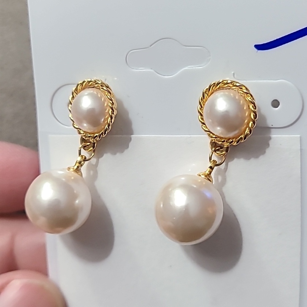 Faux Pearl dangle earrings - Picture 2 of 7